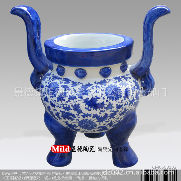 青花纏枝蓮香爐