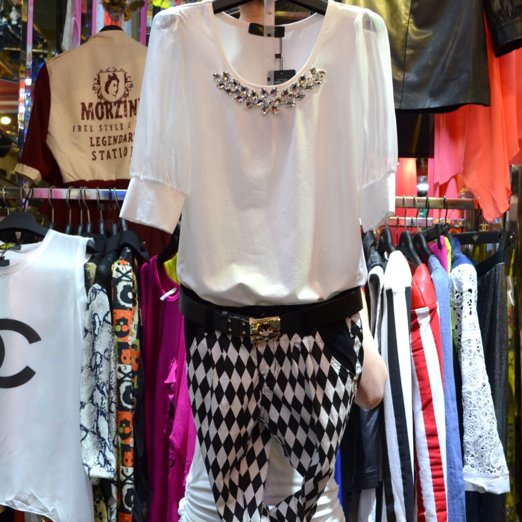 A香港<em>品牌女装</em>2013春夏新款欧美时尚黑白菱格