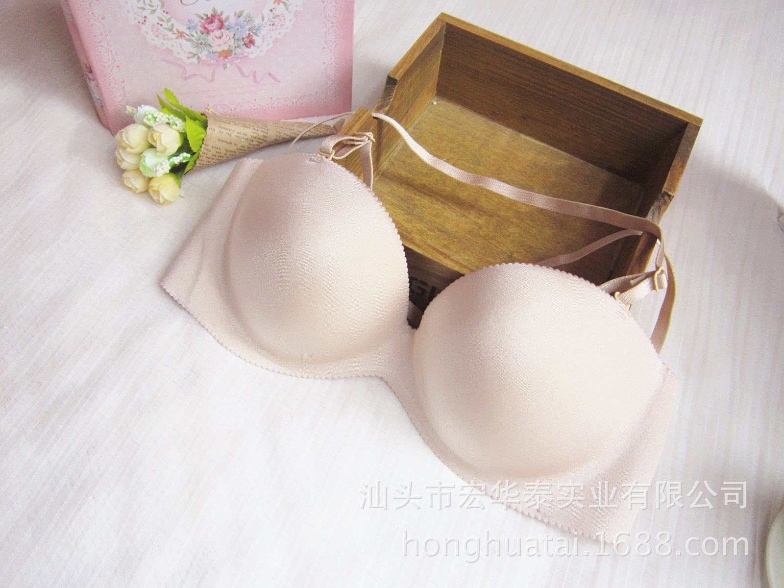 <em>文胸</em>-新款美背式一片式无痕<em>文胸</em> <em>交叉肩带</em>聚拢