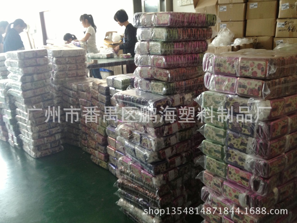 爆款彩绘布艺贴皮手机壳批发厂家现在火爆出货中鹏海