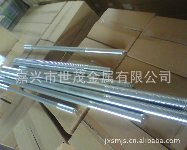 在机组安装时，发现设备随机的4根地脚螺栓丢失