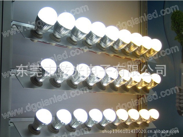 LED大功率球泡灯发光图02