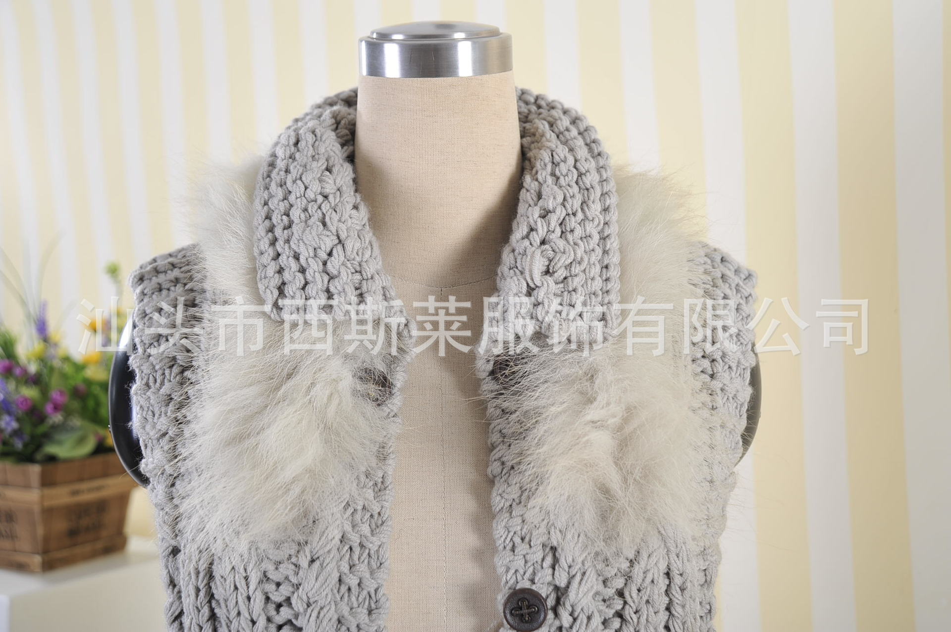 013秋冬韩版时尚经典牛角钮扣带帽无袖<em>手工编</em>