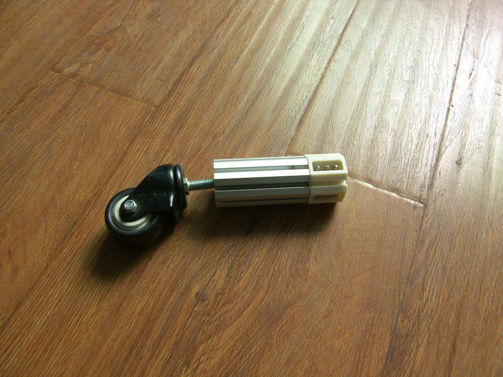 小孔装脚轮