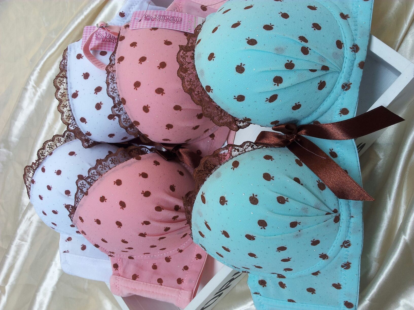 【21890秋冬新款 三排扣可爱<em>蝴蝶结</em> 少女<em>文胸</em>