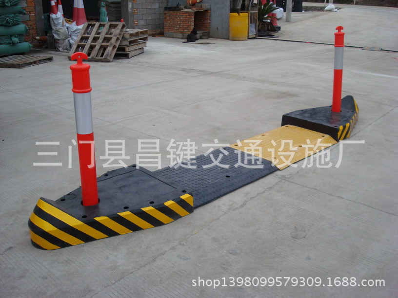交通设施 安全岛 隔离带 减速带 道路安全设施 警示带