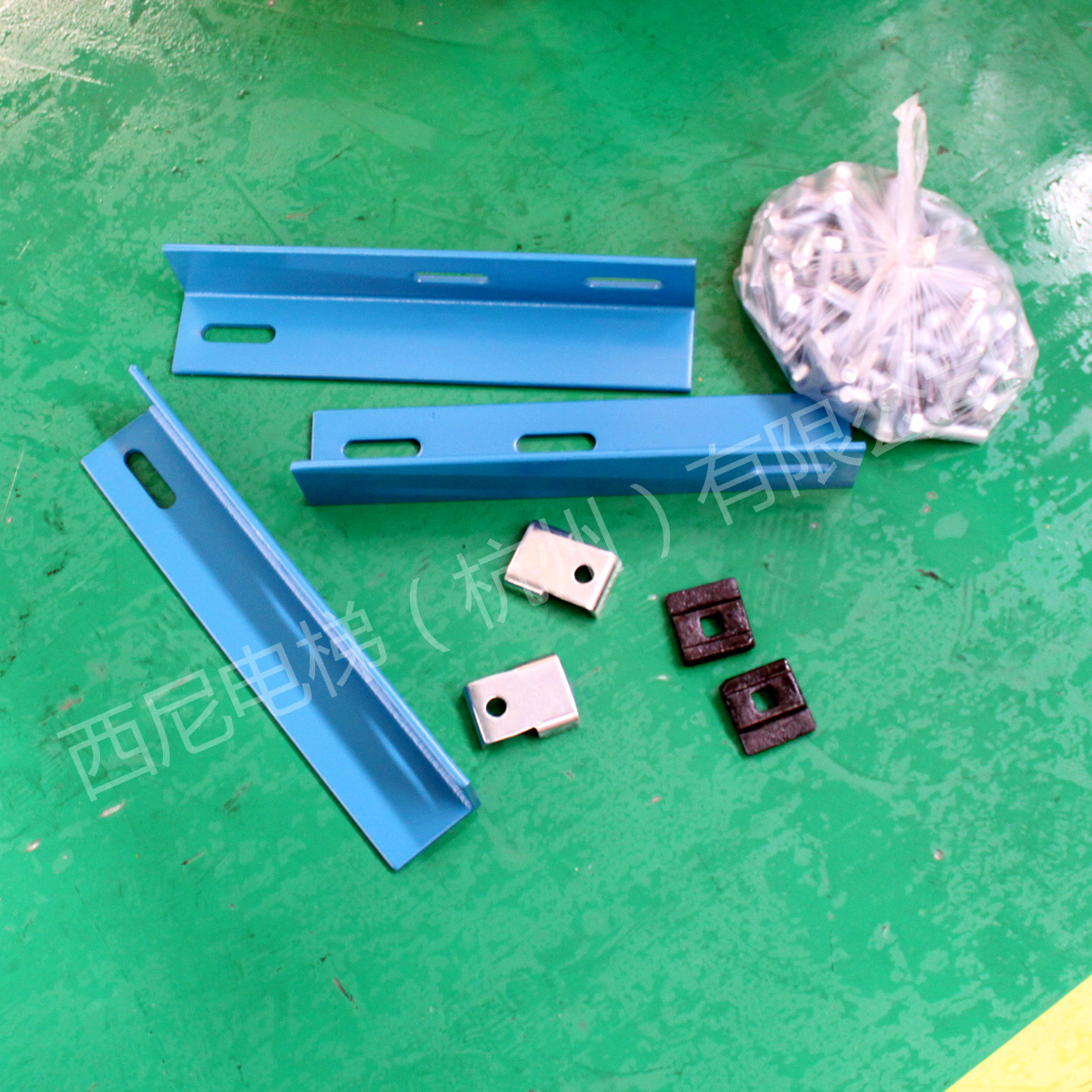 导轨支架1档（含主、副轨支架及配套螺丝，压板） (2)