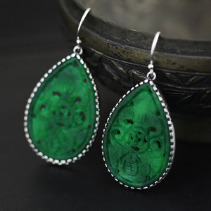 伟德国际翡翠耳钉款式最新流行潮流前线：最新翡翠耳钉款式推荐