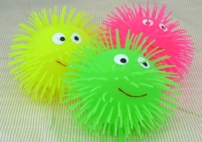 【闪光毛毛球批发 地摊发光 创意儿童玩具 新奇