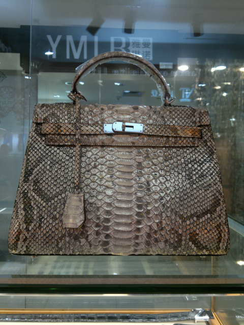 2025我国箱包职业：箱包不是“卖包”而是在“卖场景”