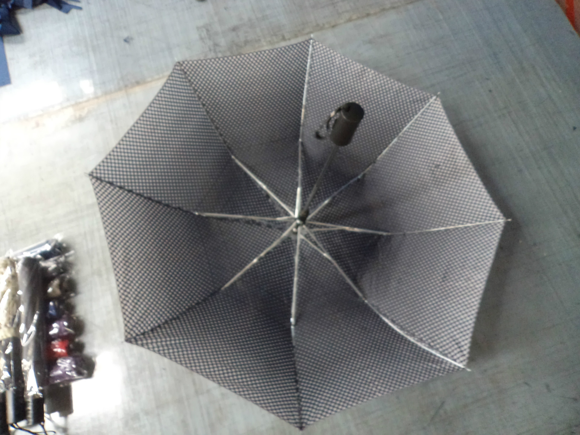 【厂家常年现货供应两折伞 两折格子伞 两折自