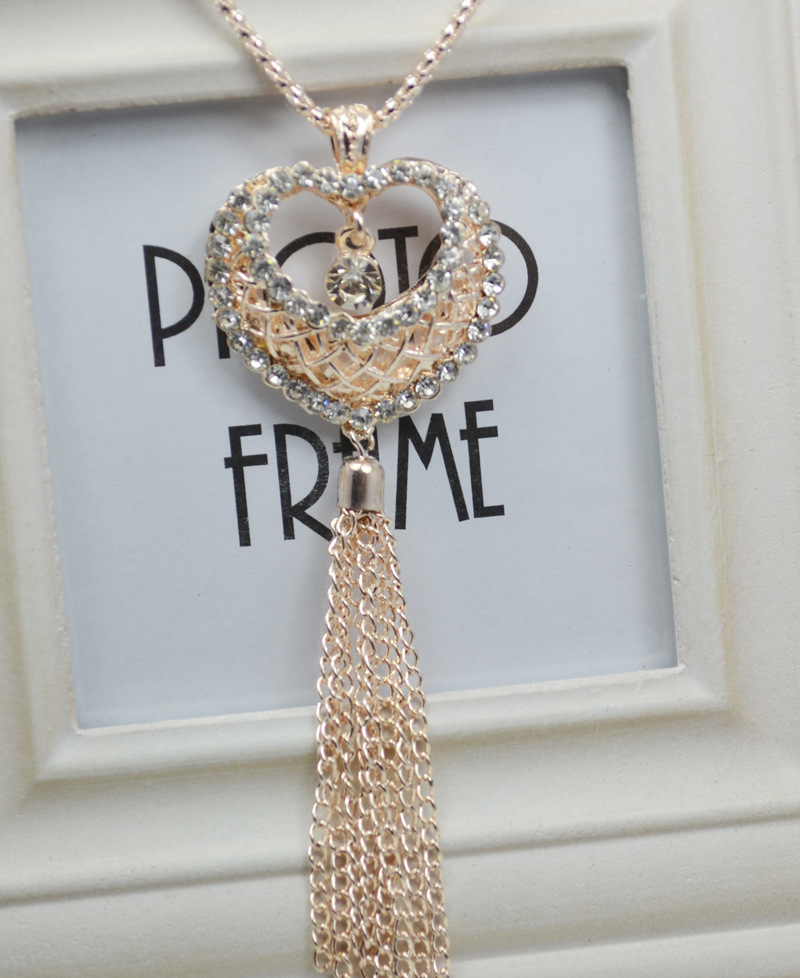 <em>韩国毛衣链</em>女长款百搭爱心珍珠水钻流苏名媛项