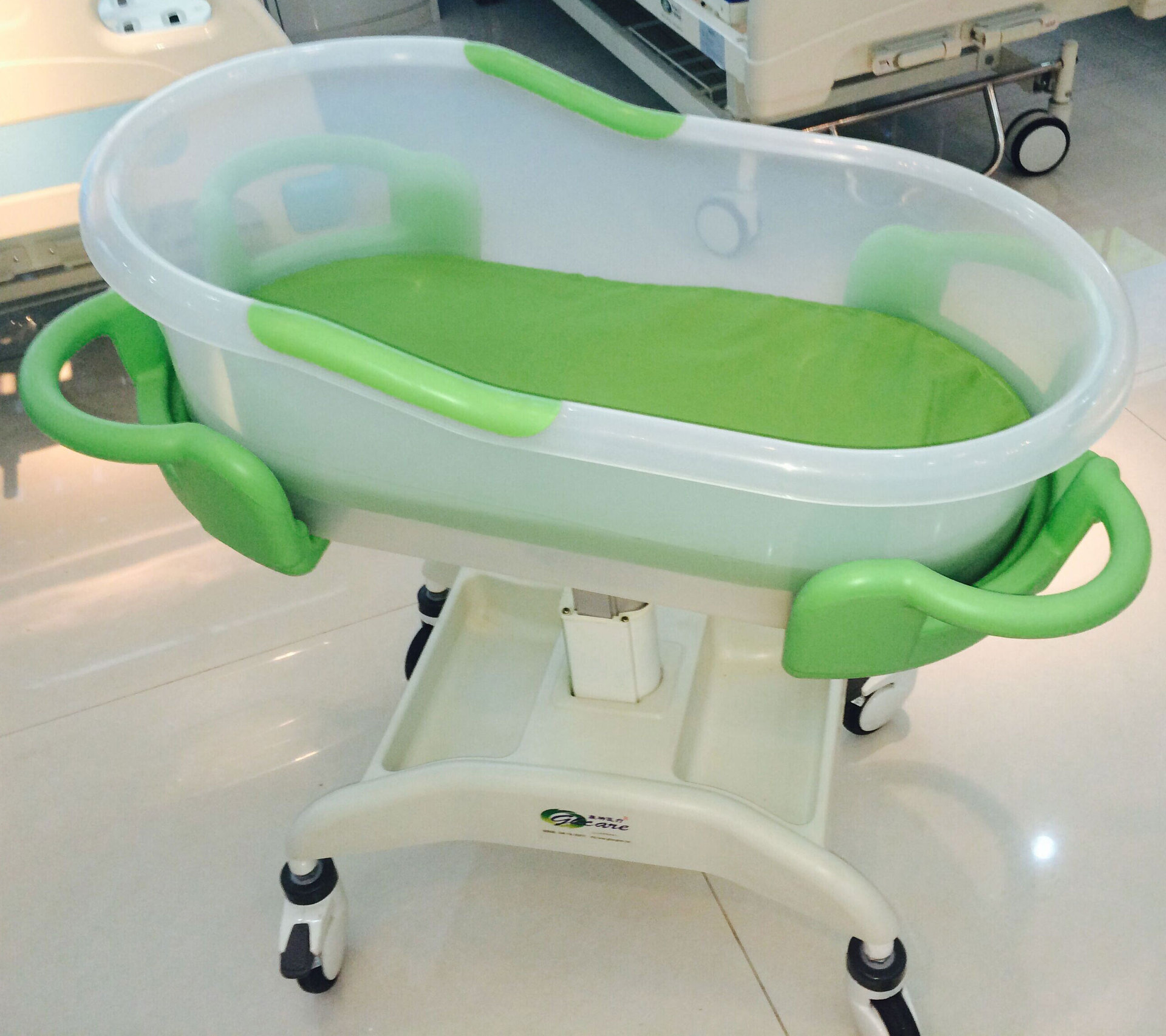 供应豪华婴儿床 医用婴儿床 婴儿床价格 婴儿车