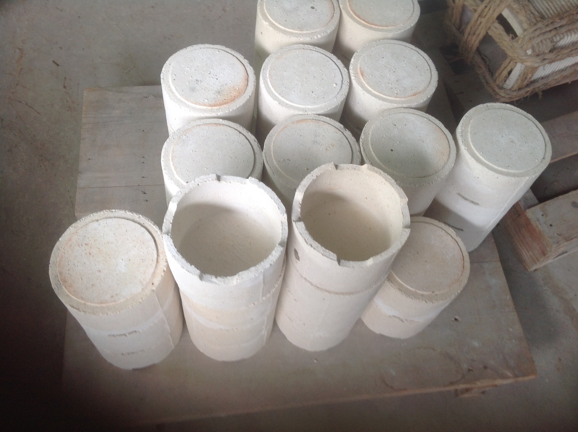 【厂家直销井式炉刚玉坩埚】