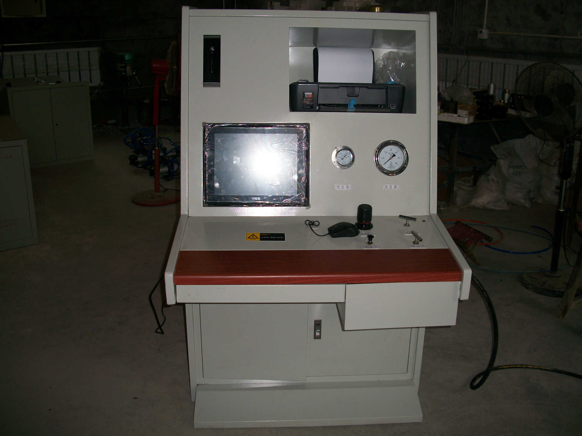 NG汽车改装电脑控制气瓶支架强度校验装置-其