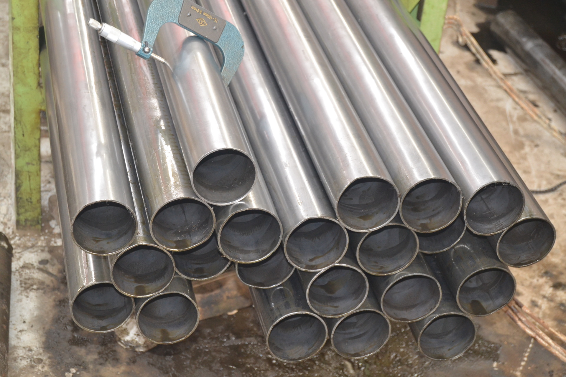 供应大量精密无缝钢管大小口径精密无缝钢管