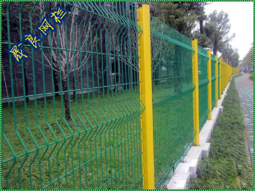 学校马路两侧隔离网