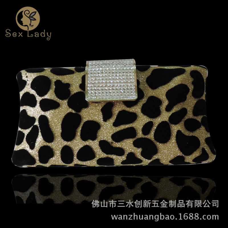豹纹方扣手拿包38