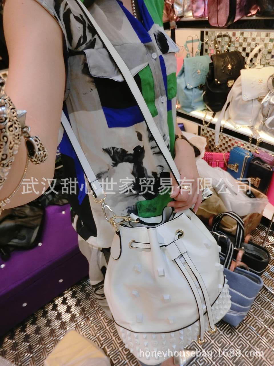 时尚休闲<em>女包-潮牌</em>桶包 高端货-时尚休闲女包尽