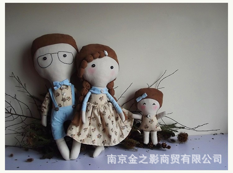 供应一家三口造型手工布艺娃娃 定做批发特色