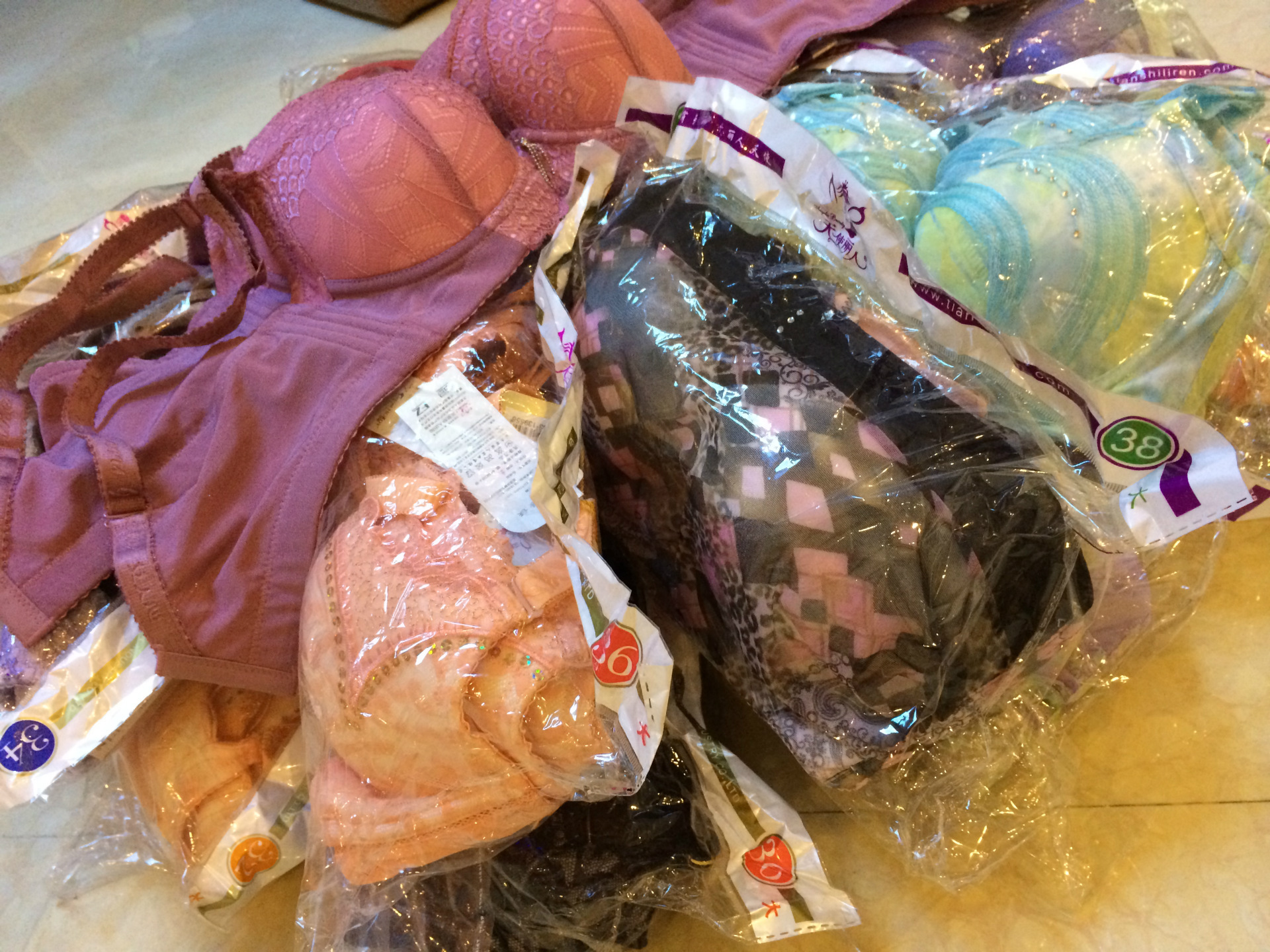 <em>文胸</em>-特价促销 <em>杂款</em>三扣四扣品牌<em>文胸</em> 高质量(