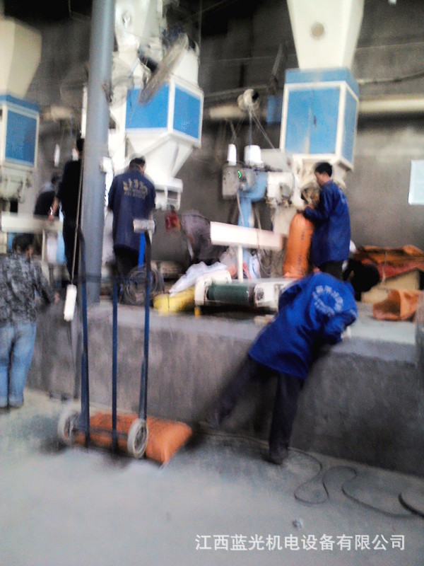 【动物蛋白饲料自动包装秤,广东羽毛粉称重包