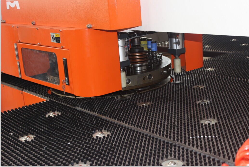 青岛专供数控冲床 数控转塔冲床 液压数控冲床