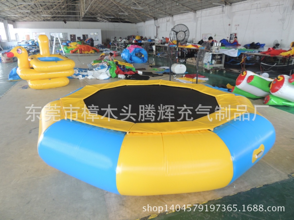 水上蹦蹦� 水上弹床，水上跳�? height=