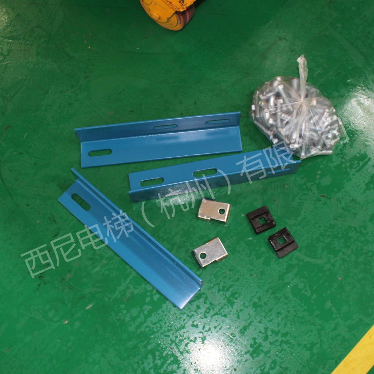 导轨支架1档（含主、副轨支架及配套螺丝，压板） (5)