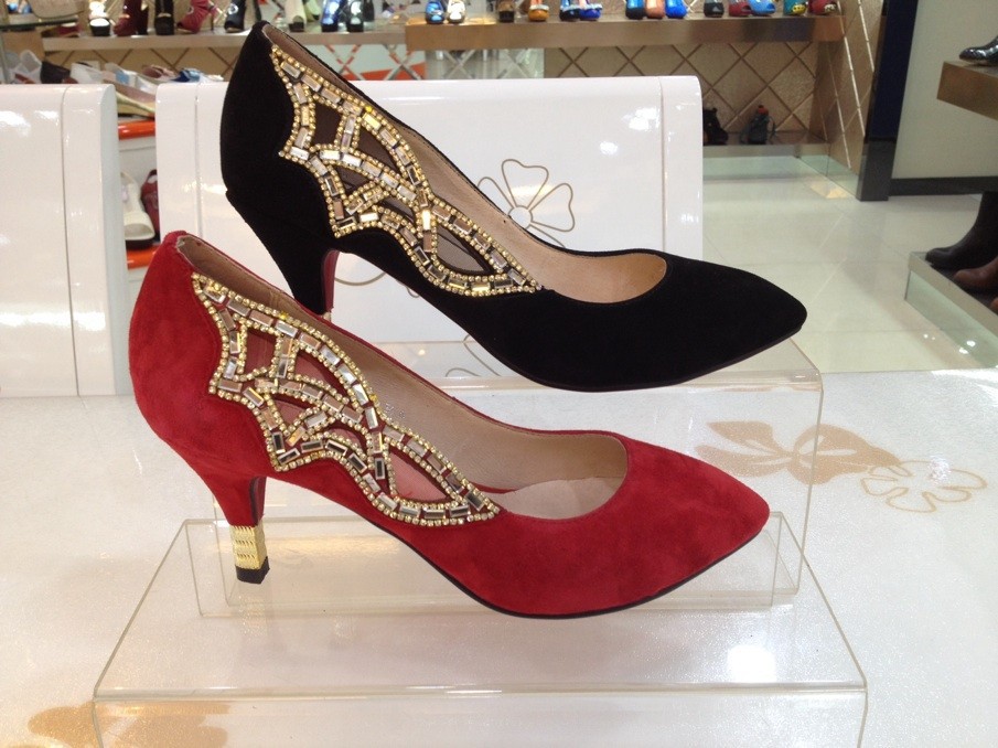 单鞋-<em>美邑</em>时尚水钻镂空磨砂尖头<em>女鞋</em>!厂家直销