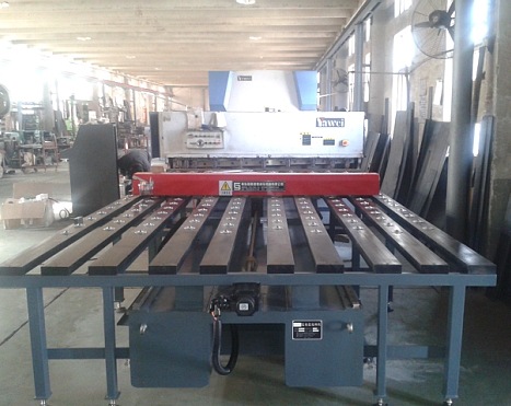 行业先锋 青岛名牌厂家 供应 剪床送料机