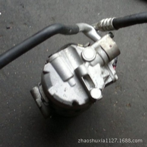 奥迪A4B6冷气泵2