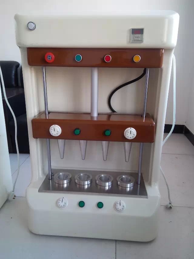 手握披萨机器 手握甜筒披萨设备 手握蛋筒比萨设备 机器 照片