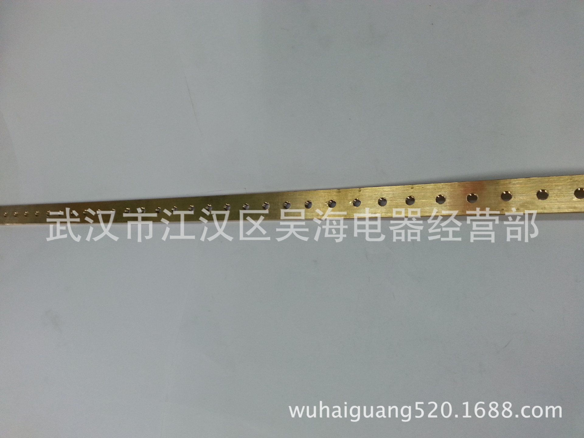 产品说明:铜排厚为3毫米,宽为20毫米 长1米 压线螺丝m6   产品材质