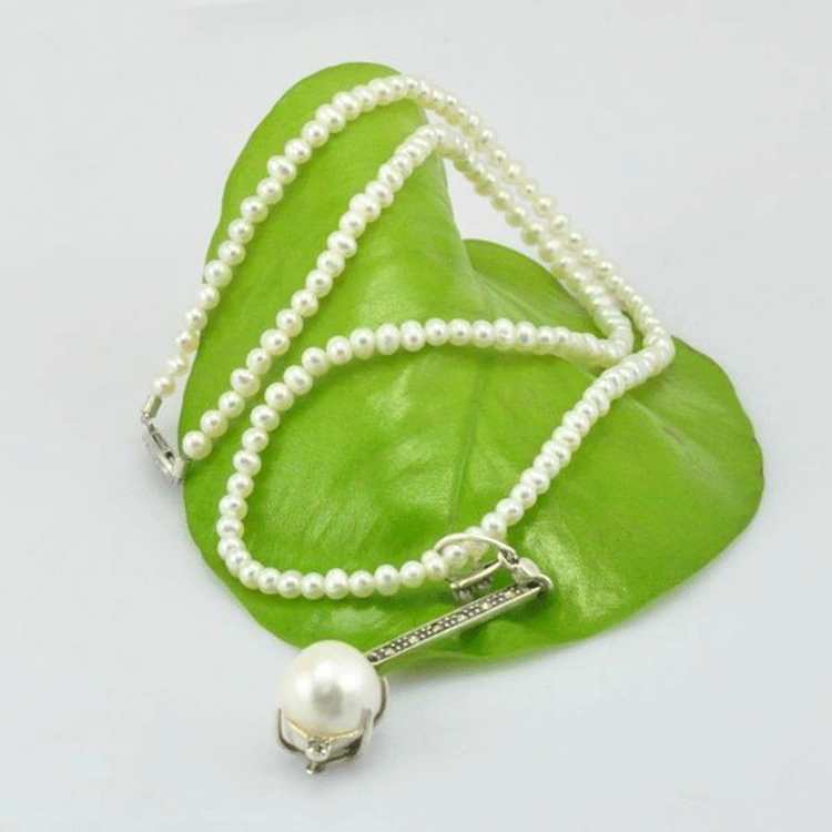 Glass-Pearl-Neckalce-with-Pend