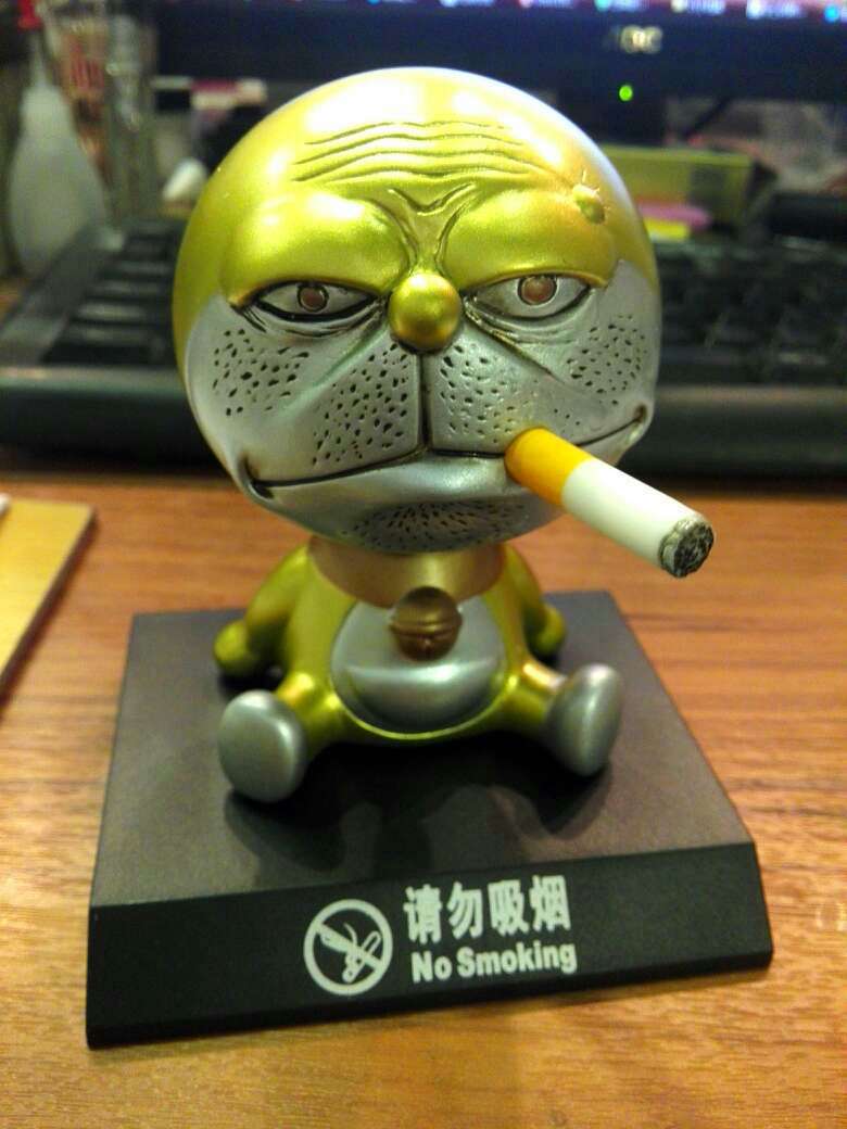 多啦a梦凯蒂猫蜡笔小新抽烟叮当摇头公仔汽