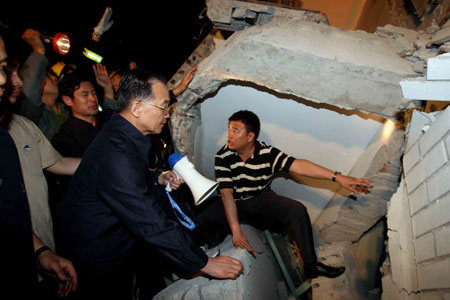 Wen visits collapsed school in Dujiangyan earthquake 