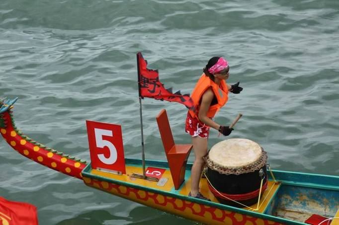 在整支龙舟,最重要的就是鼓手了,可以说他是整支龙舟的魂!