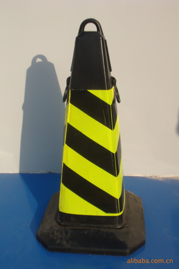 供应 各式各样塑料方锥及其它交通设施
