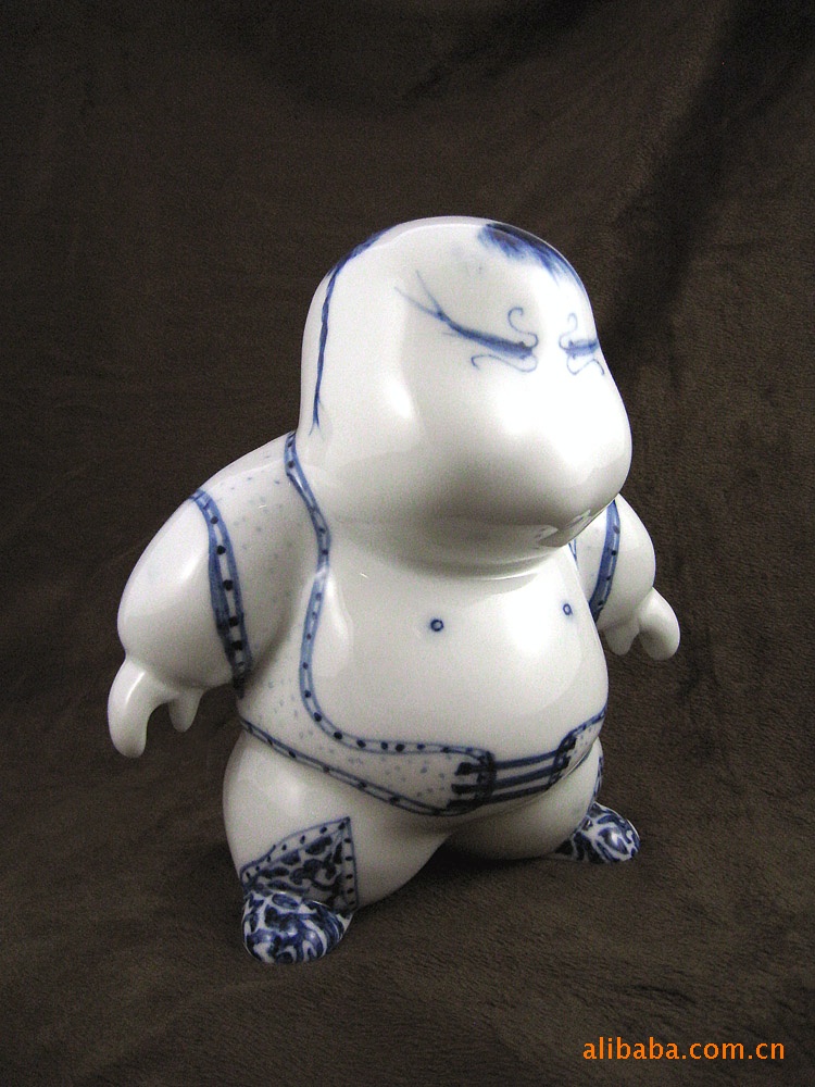 的胖娃娃与现代工业设计手法完美融合,创造出了壮壮人偶系列精品陶瓷