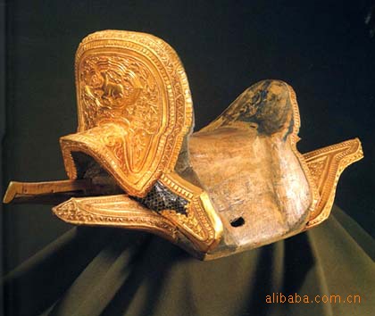 内塞软物,形状做成适合骑者臀部,前后均凸起  此马鞍由纯手工雕刻制作