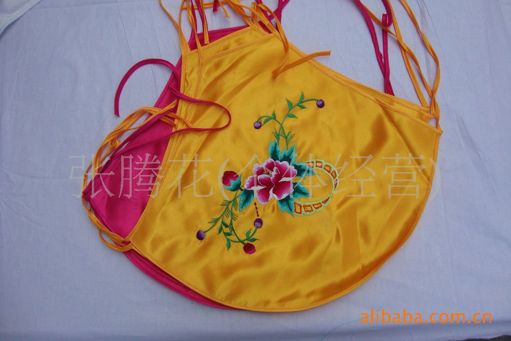 供应古典民族绣花 肚兜 仿真丝面料布艺品