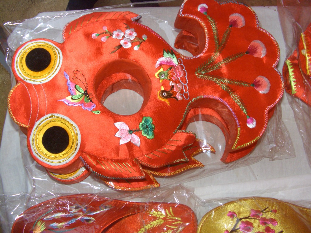 供应手工绣花虎头枕,鱼枕,猪头枕,蛙枕,耳枕(图)