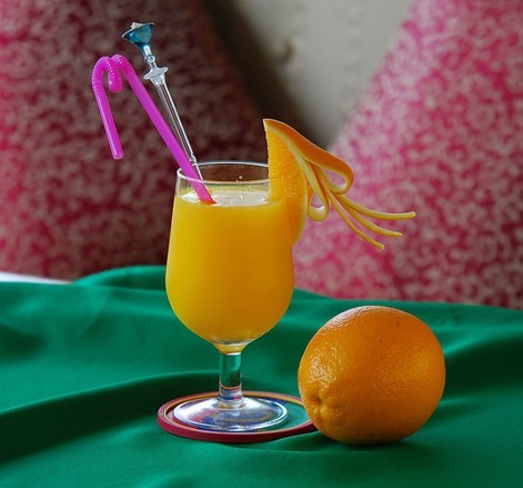 供应道生榨汁机,橙汁机,榨取纯果汁.金属制造 卫生 安全 美观