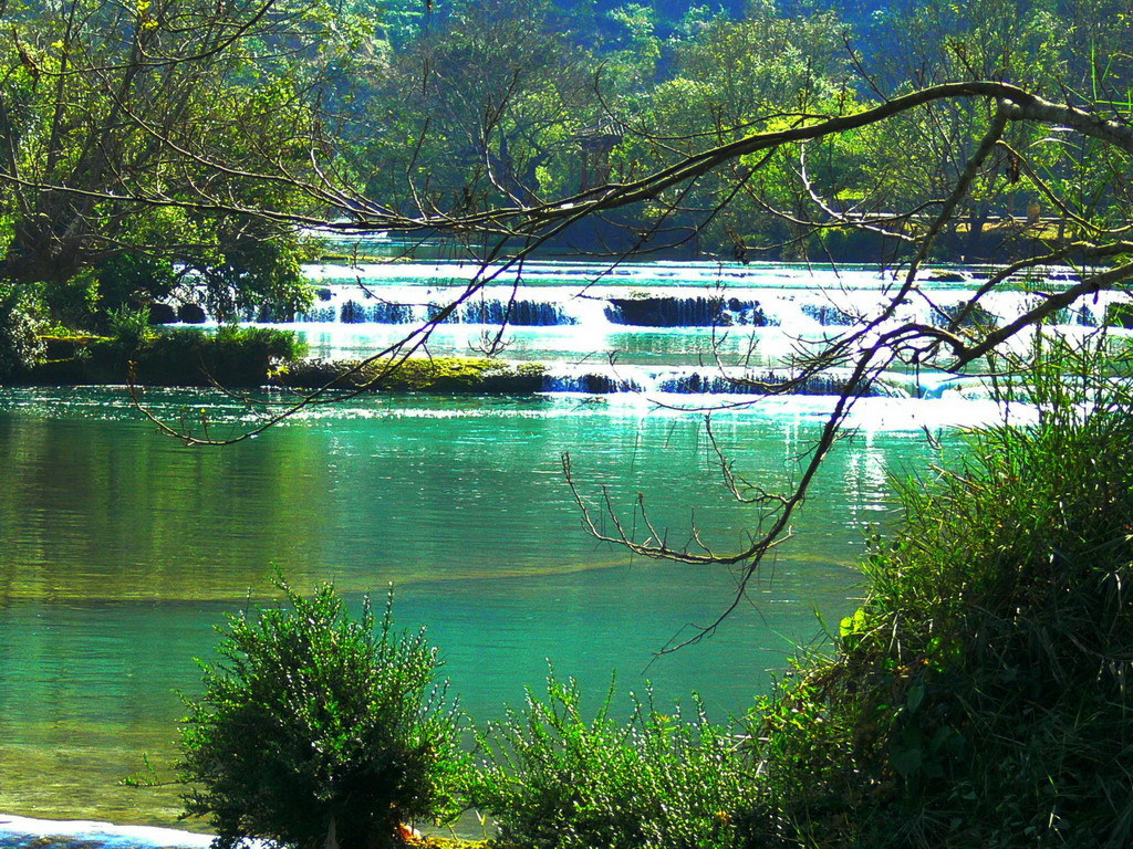 云南罗平多依河,两岸秀色掩不住