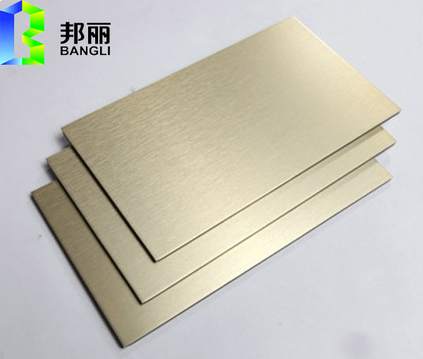 拉丝铝塑板 采用表面经拉丝处理的铝合金面板,常见的是金拉丝和银拉丝