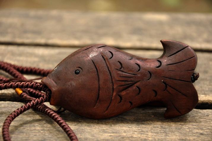 民族文艺风竖鱼顺财辟邪手工雕刻搭配棉麻布衣 木鱼项链nk-0318图片_2
