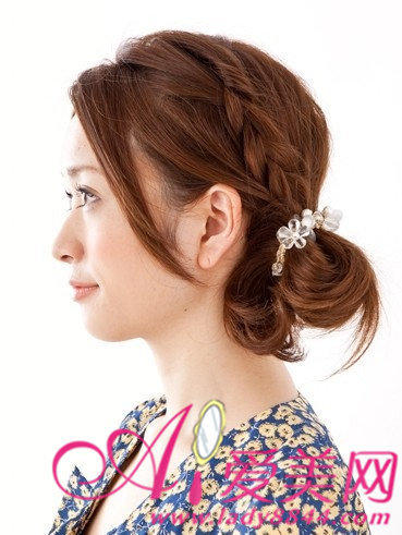 扎好后呈现辫子与简单包子头的结合,时尚大方