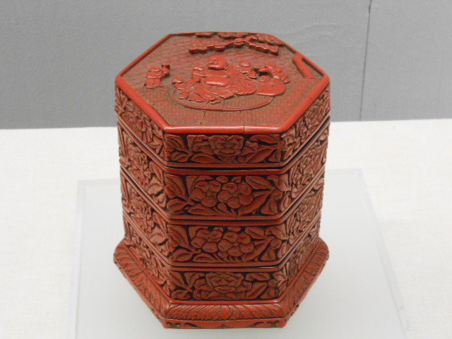 填漆戗金云龙纹葵瓣式盒:(明嘉靖)