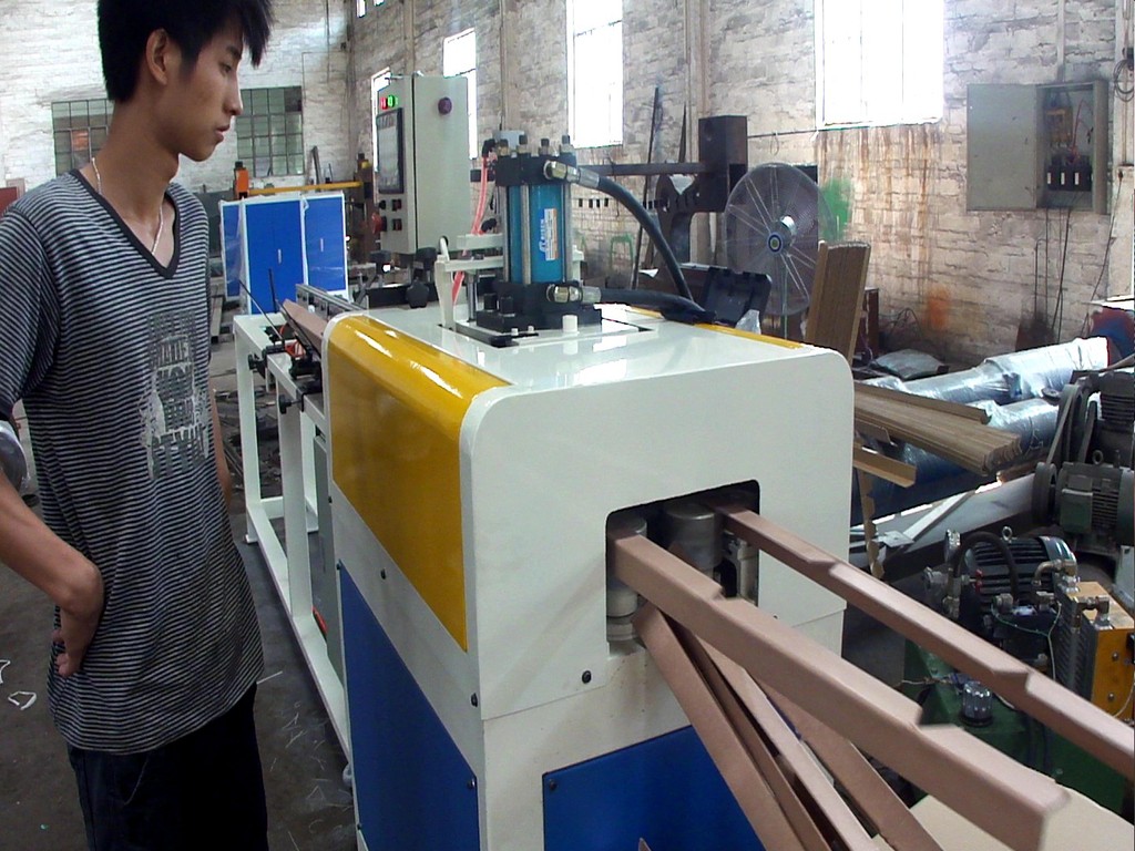 供应dd-cjj-30/80-2.5/6.0型纸护角自动冲角机